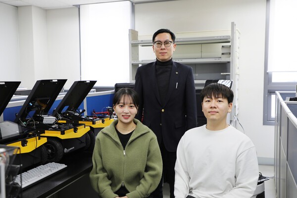 (위쪽부터 시계방향) DGIST 박경준 교수, 이성훈·채지영 석박사 통합과정생(사진 제공=DGIST)