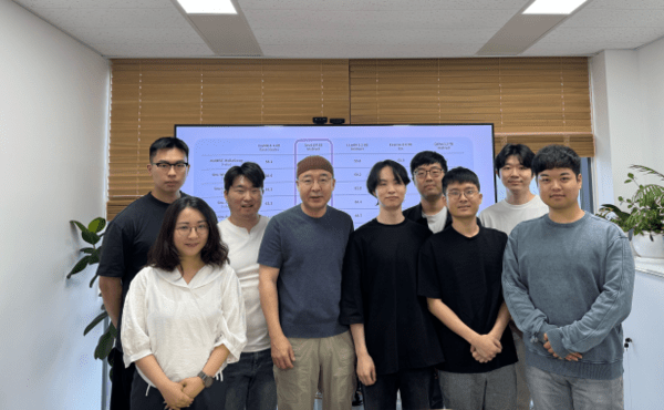 (왼쪽부터) 손영준·소연경 박사과정생, 박찬우 석사과정생, 이재진 교수, 김진표·석지헌 박사과정생, 조경제 박사과정생, 박종원 석사과정생, 김종민 박사과정생.(사진 제공=한국연구재단)