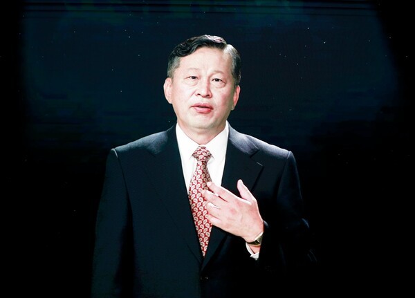 최종현 SK그룹 선대회장 모습을 AI로 복원한 영상의 한 장면 (제공=한국고등교육재단)