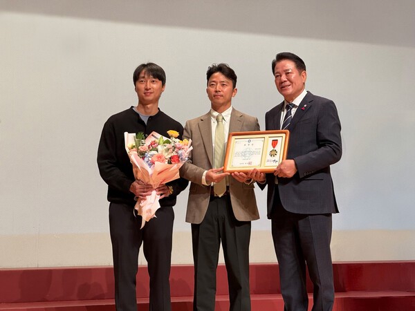 생태계 교란 식물 제거활동 공로로 안양시장 표창을 수상한 동아오츠카 임직원들과 최대호 안양시장(왼쪽에서 세번째)이 기념촬영을 하고 있다.(사진 제공=동아오츠카)