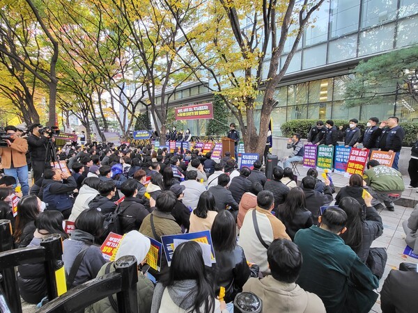 롯데손해보험 노동조합이 지난 5일 금융위원회가 정례회의를 열어 회사에 적기시정조치를 내린 것에 대해 반발하면서 6일 집회에 참석했다. (사진=이코노미사이언스DB)