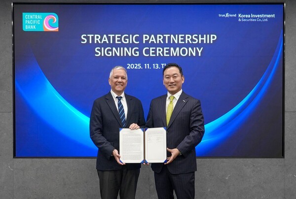 13일 한국투자증권 본사에서 열린 협약식에서 김성환 한국투자증권 사장(오른쪽)과 아놀드 마티네즈 센트럴 퍼시픽 뱅크 행장이 기념 사진을 촬영하고 있다. (사진 제공=한국투자증권)
