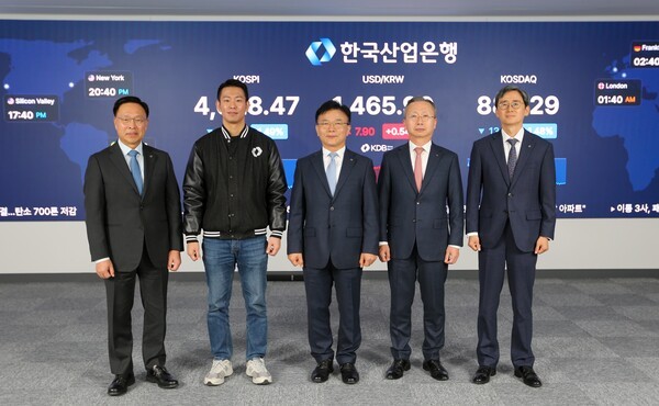 (왼쪽부터) 한국산업은행 김복규 수석부행장, 한국산업은행 김현준 노조위원장, 한국산업은행 박상진 회장, 한국산업은행 김재신 감사, 한국산업은행 양승원 글로벌사업부문장. (사진 제공=한국산업은행)