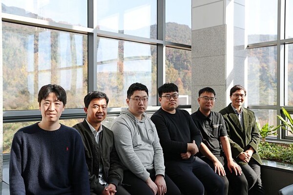 DGIST 에너지공학과 유종성 교수(우측 첫번째) 연구팀(사진 제공=DGIST)