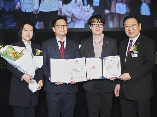 한화생명 임직원과 사회복지협의회 회장 김성이 회장(오른쪽 첫번째)이 기념촬영을 하고 있다. (사진 제공=한화생명)